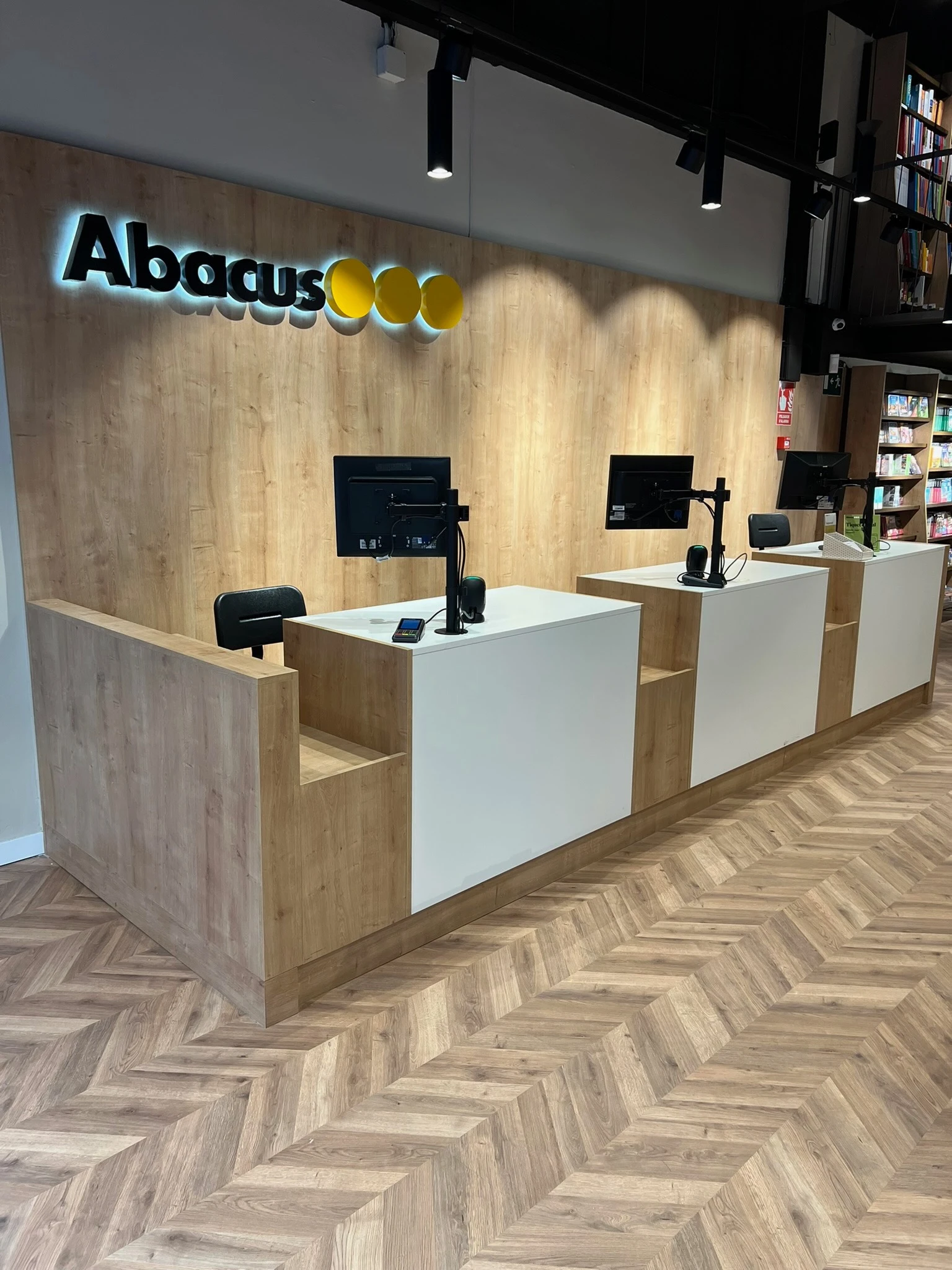 Detalle parquet punta de Hungría Librería Abacus