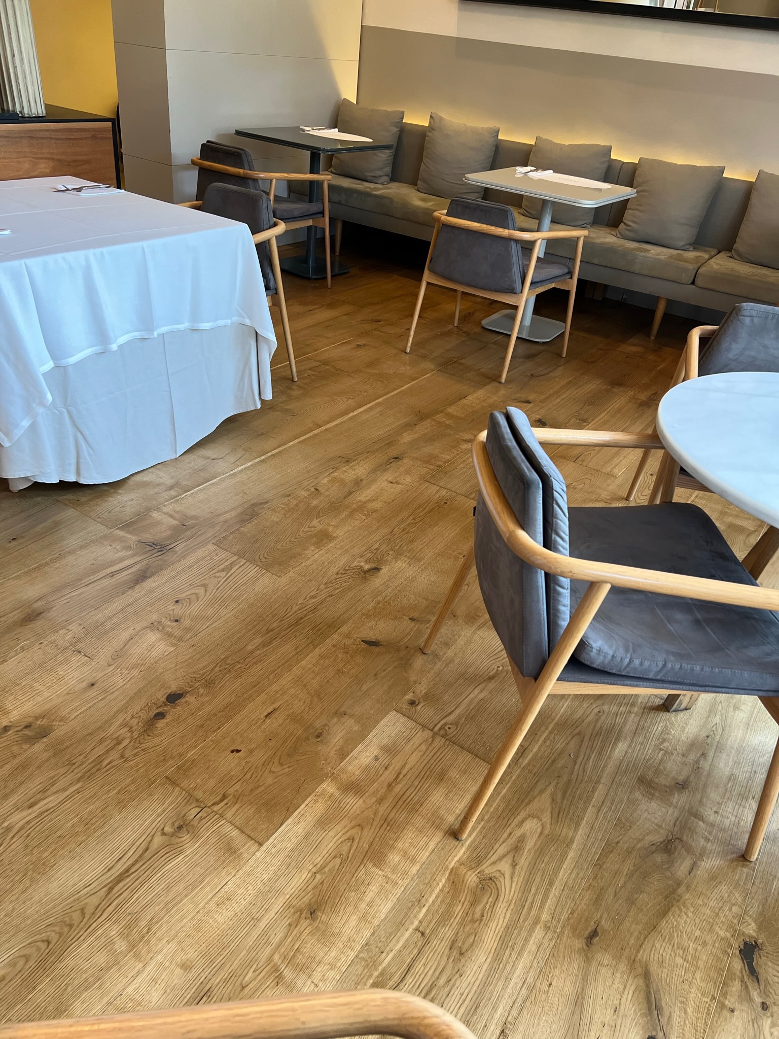 Detalle acabado uniforme parquet restaurado