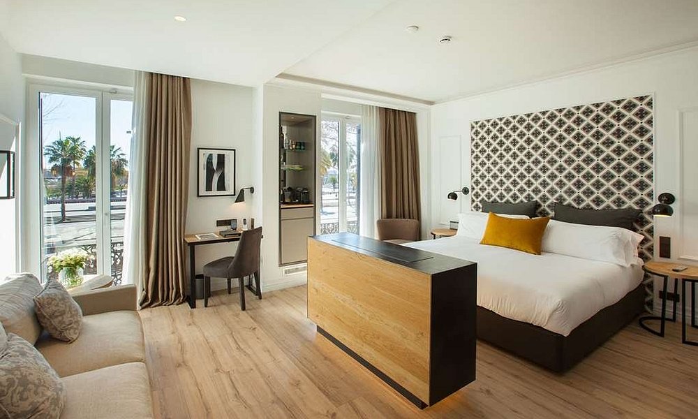 Hotel Serras Barcelona — pasillo con parquet de madera natural barnizado