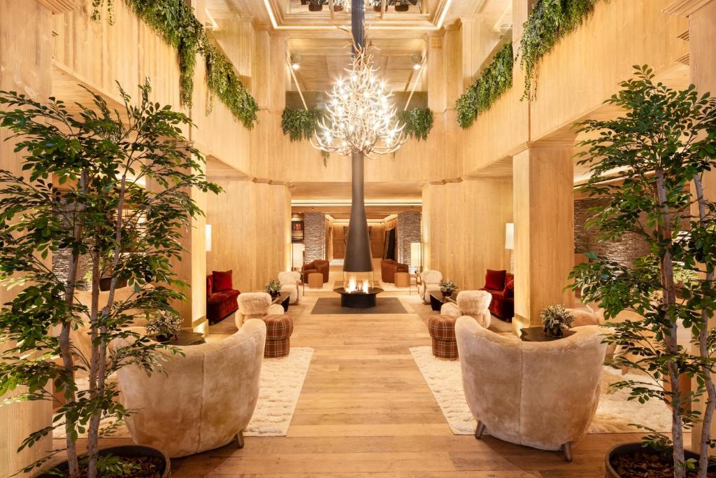 Hotel MIM Baqueira Valle de Arán — parquet encolado en acabado rústico, detalle de la madera